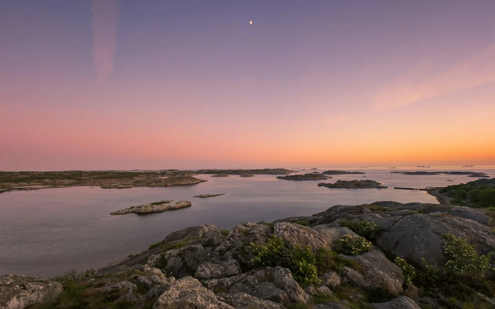 Kobbar och skär i skärgården vid solnedgång