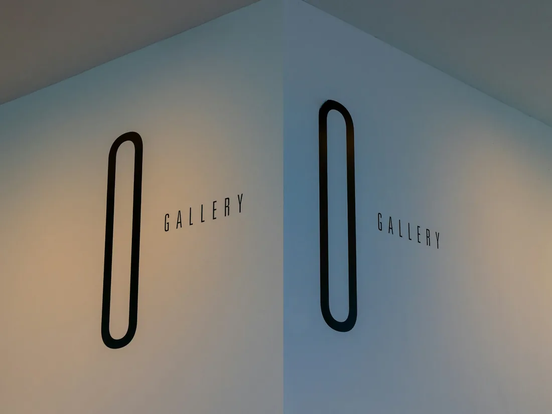 Två ovala former på en vit gallerivägg