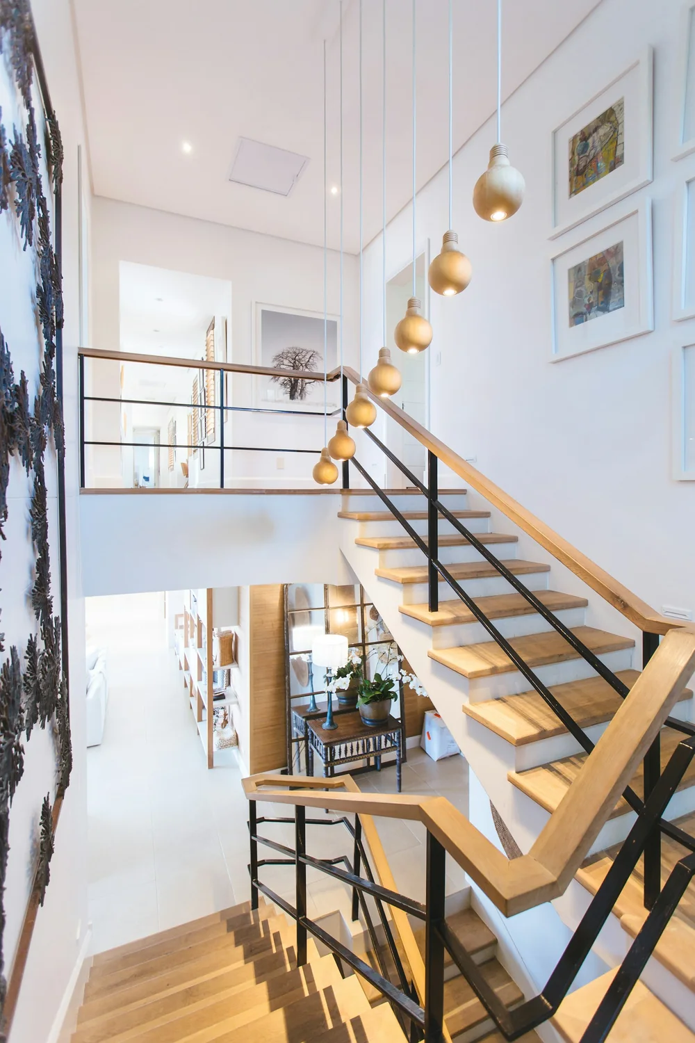 Loft med tr&auml;trappa i svart st&aring;l och h&ouml;gt i tak