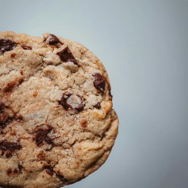 SMULA bageri (demo) 2 En enda cookie med chokladbitar, närbild