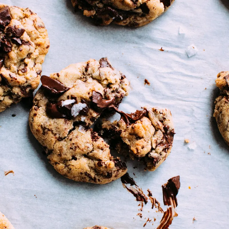Grova cookies med smält choklad på bakplåtspapper