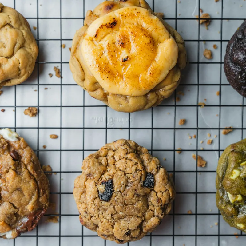 Blandade cookies på ett kylgaller