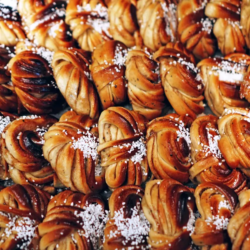 Tätt packade kanelknutar med pärlsocker